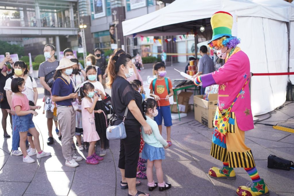 活潑有趣的街頭藝人表演吸引商圈嘉年華現場小朋友聚集觀賞