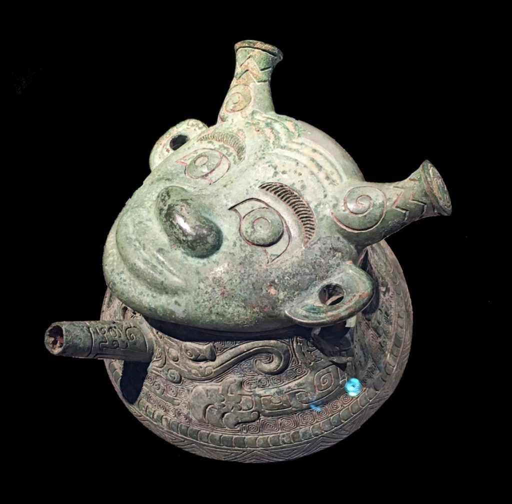 商周青銅器「人面蛇身盉」是曾國良老師的珍藏古物品，與美國弗利爾博物館相同，更顯價值不斐。（圖/曾國良 提供）