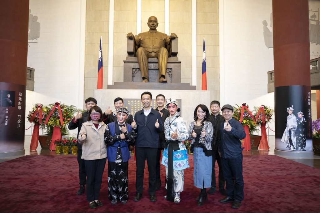 王蘭生館長（中）與國光劇團團長張育華（右三）暨全體演出團隊合影留念。（圖/國父紀念館 提供）