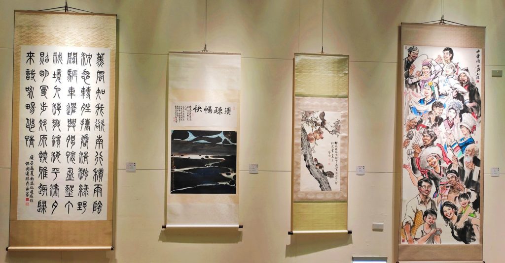 連勝彥（左起）黃光男、李可梅與王愷老師的作品在展館成為聆賞焦點。（記者 辛澎祥/攝）