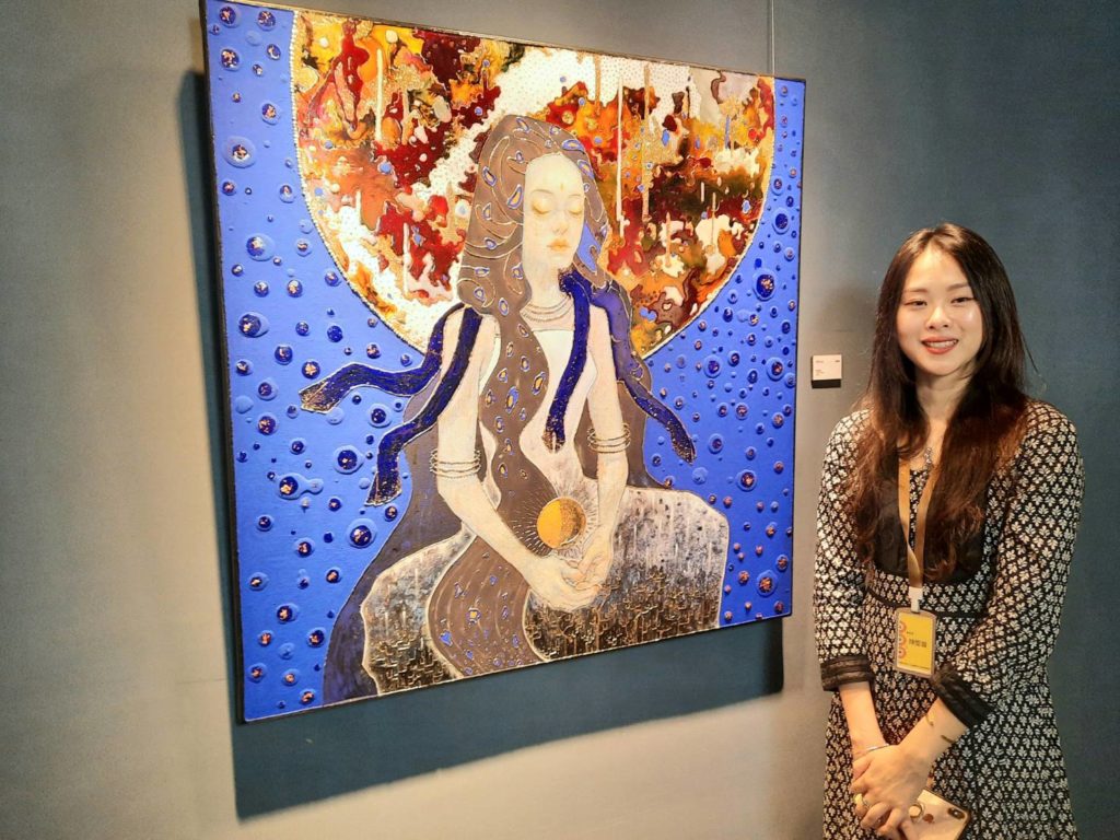 ▲陳聖萱攝於作品前(圖/藝點點文創美學提供) ▲陳聖萱攝於作品前(圖/藝點點文創美學提供)