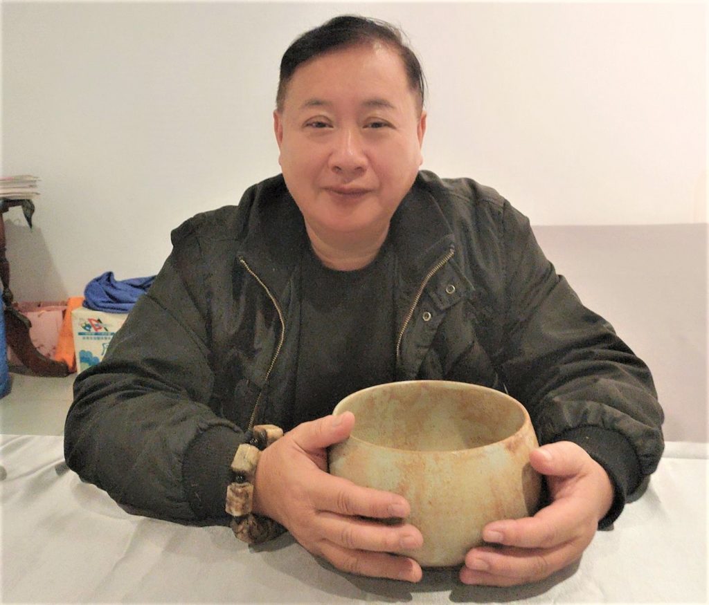 收藏家曾國良所典藏的北宋汝窯圓鉢，呈現古文物濃郁豐沛的史實風華。（記者 辛澎祥/攝）