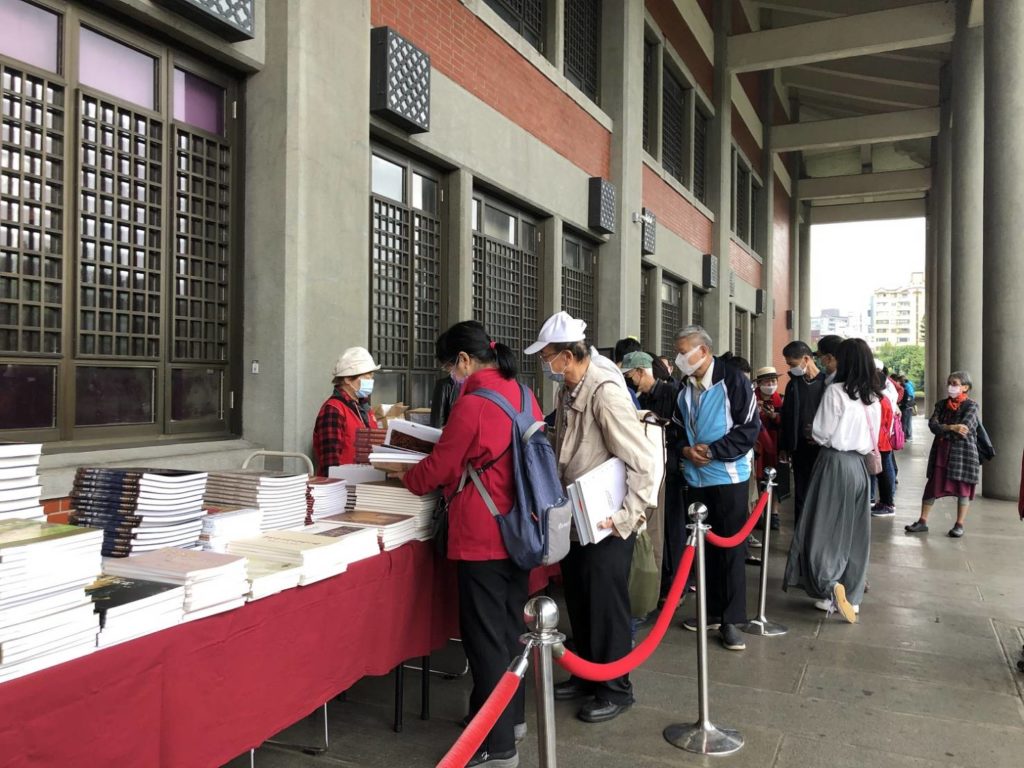 國館舉行贈書活動，吸引了大批的民眾到場挑選閲讀。（圖/國父紀念館 提供）