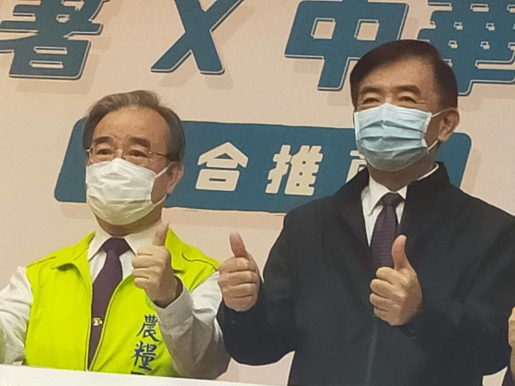 中華郵政董事長吳宏謀（右）與農糧署署長胡忠一，共同為優質農特產品的銷售站台造勢。（記者 辛澎祥/攝）