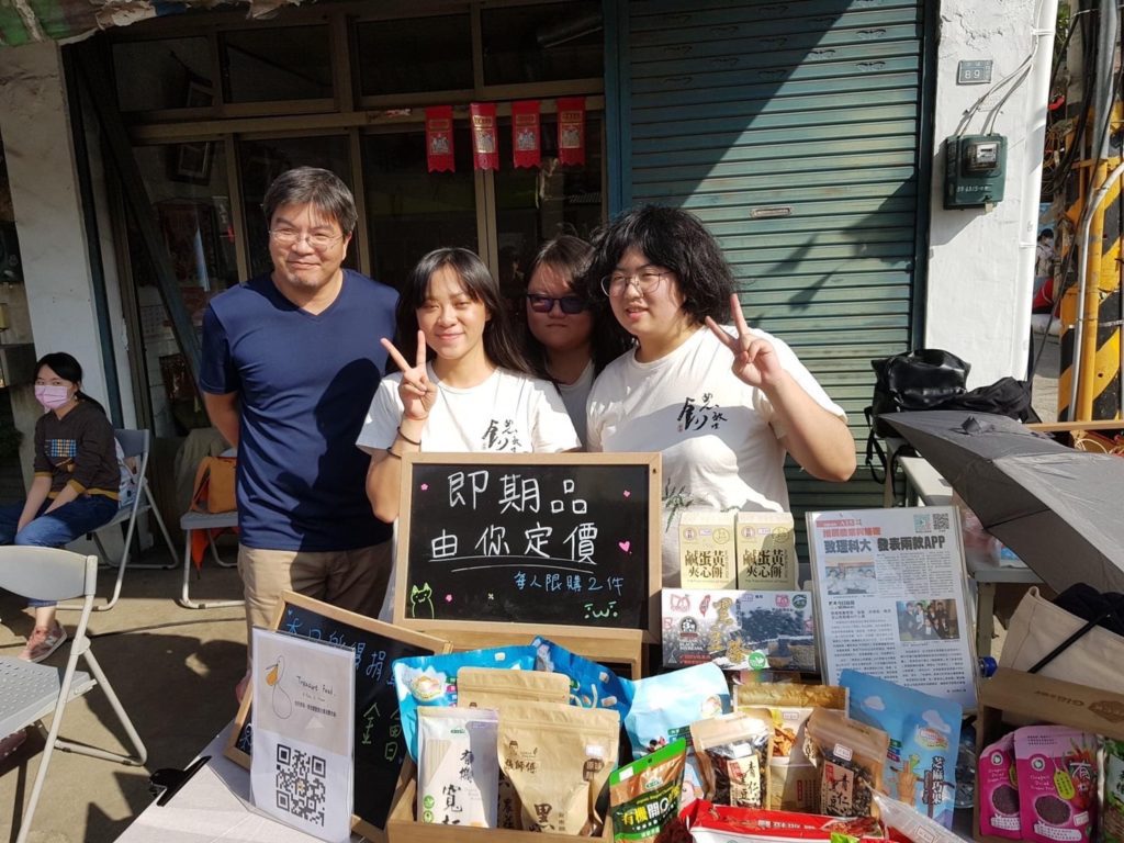 致理科大團隊在穿龍街村市集進行珍食物app推廣及惜食概念的分享