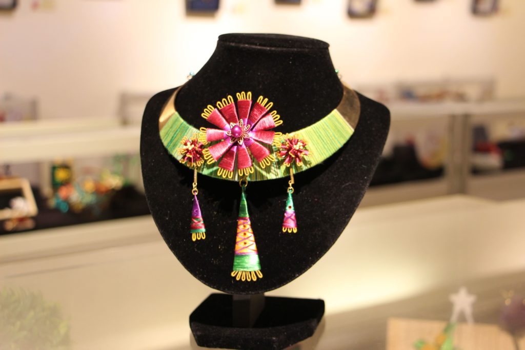 ▲肖裡纏花-110客園纏花創作成果展」學員運用豬蹄技法創作。〈客家局提供〉