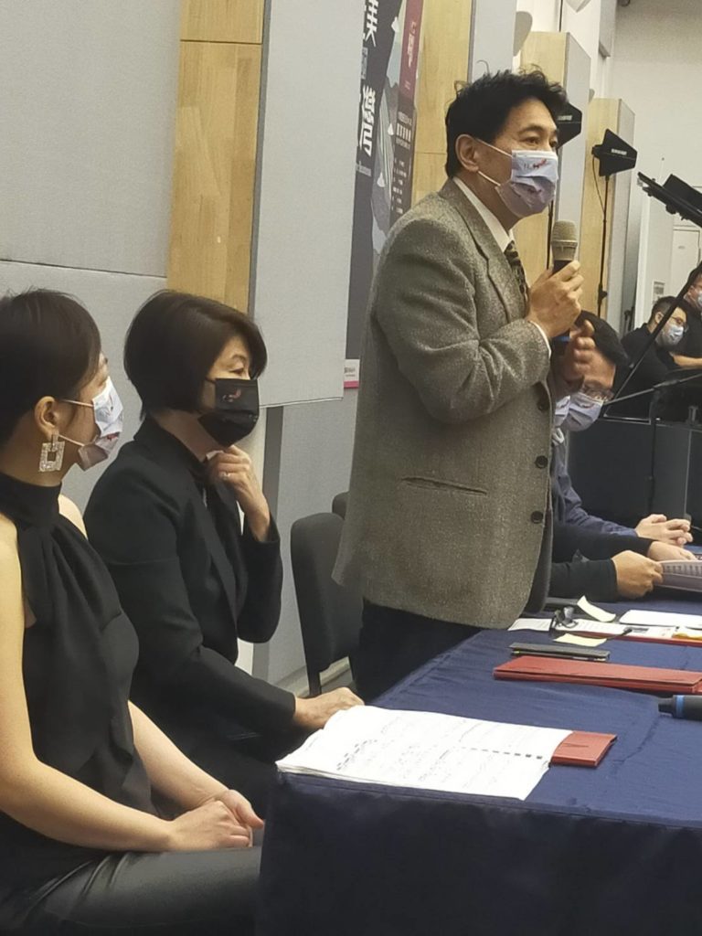 傳藝中心副主任鄒求強（右立者）說明這次演出音樂會的意義與精神。（記者 辛澎祥/攝）