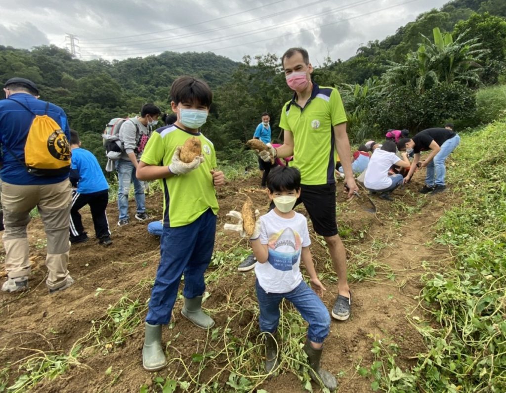 家長帶著孩子一同參與這項有意義的「挖地瓜送愛心」活動