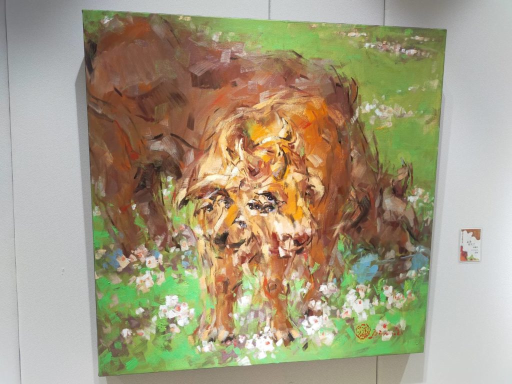 油畫家潘蓬彬的作品「小牛長大了」，充滿位移動感，即具雅趣。（記者 辛澎祥/攝）