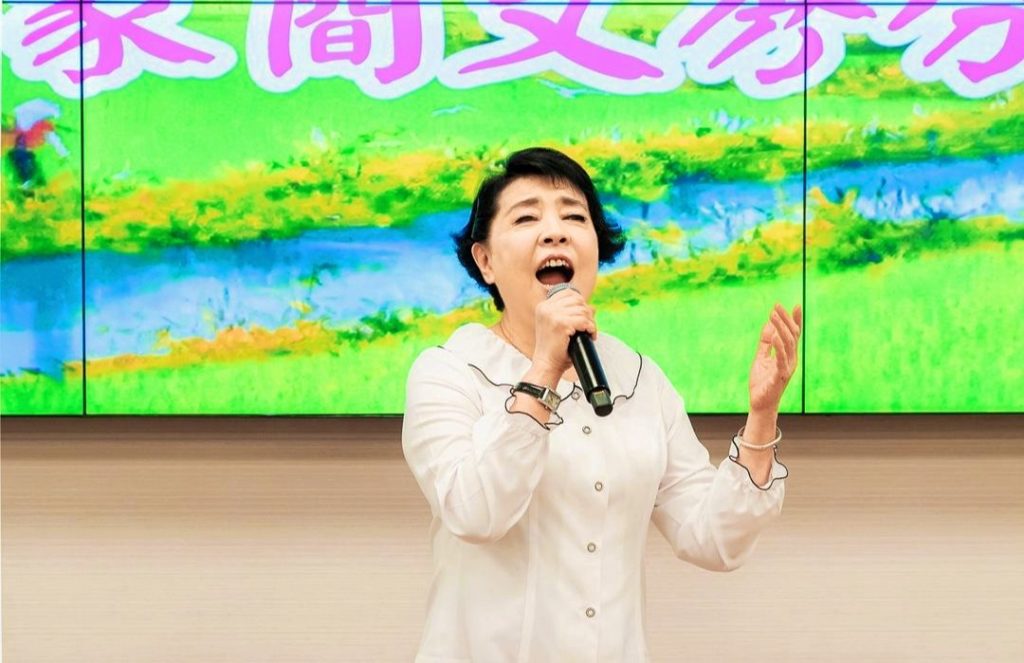 簡文秀特別在捐贈儀式中高歌一曲「又見炊煙」，讓人動容。（記者 辛澎祥/攝）