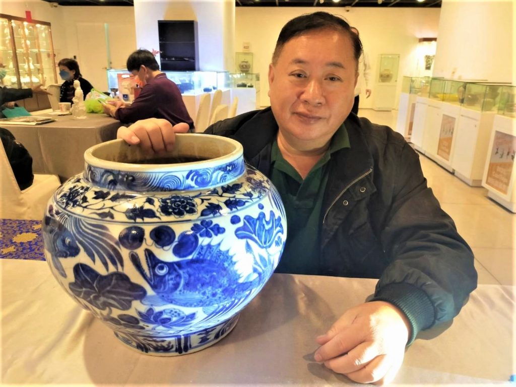 宣和堂主人曾國良與他珍藏的元青花魚藻紋大罐古物，展現「清白禮貴」的品味與特質。（記者 辛澎祥/攝）