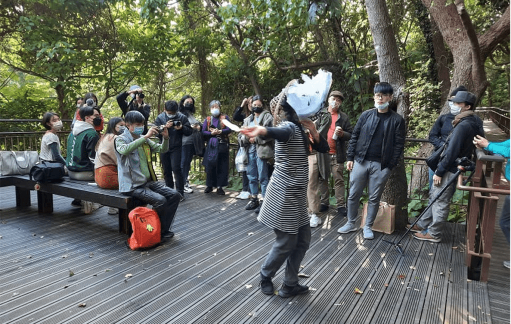 ▲藝術家丁麗萍於寶藏巖演出。(圖/郎亞玲攝影) ▲ 藝術家丁麗萍於寶藏巖演出。(圖/郎亞玲攝影)
