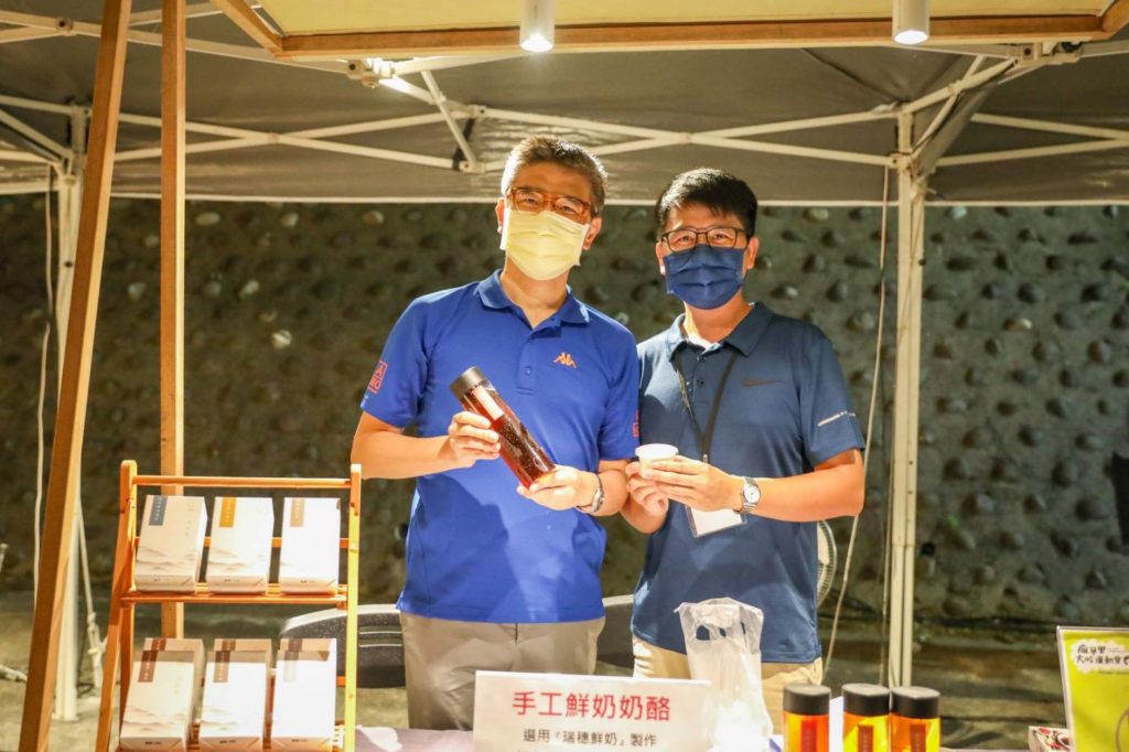 新北市農業局長李玟（左）與石門青農謝宜良為好茶相見歡。（圖/新北農業局 提供）