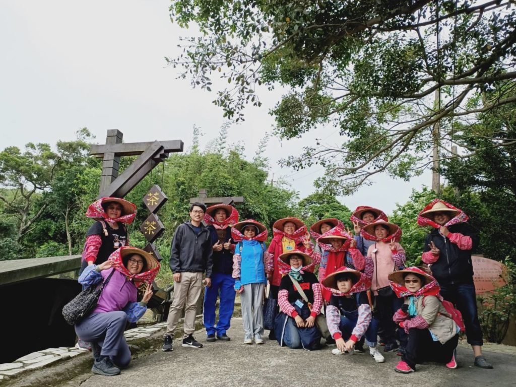 謝宜良與採茶姑娘在茶山步道小旅行。（圖/新北農業局 提供）