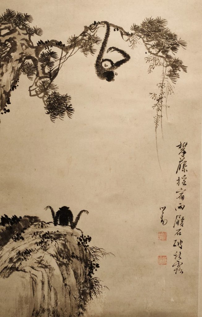 溥心畬作品師法自然,「松石猿猴圖」格外生趣。(記者 辛澎祥/攝)