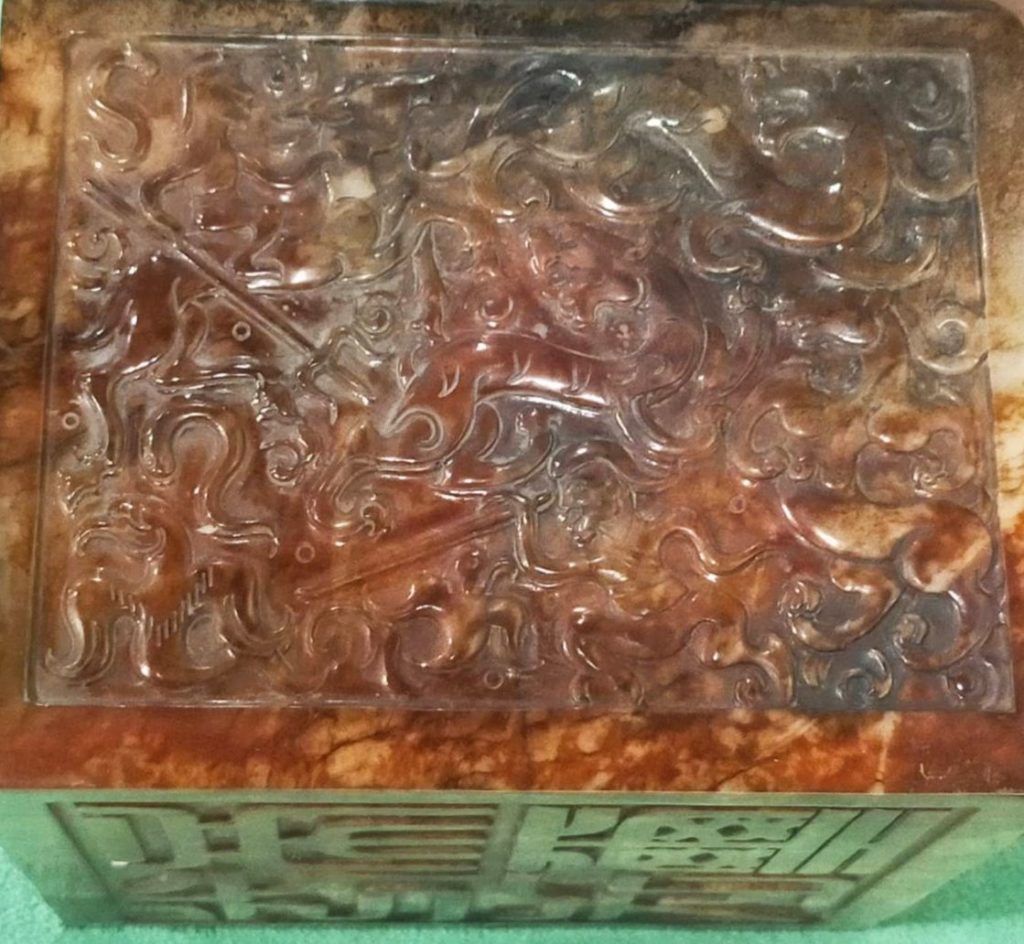 漢光武帝璽的四邊浮雕帝國征戰功績,其玉石質地在光照下顯得褶褶亮麗,讓人驚豔無比。(圖/曾國良 提供 記者 辛澎祥/攝)