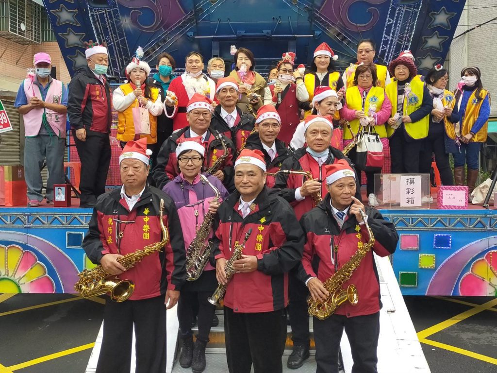聖誕活動的演奏團體「華中樂團」，扮演著製造歡樂的角色。（記者 辛澎祥/攝）