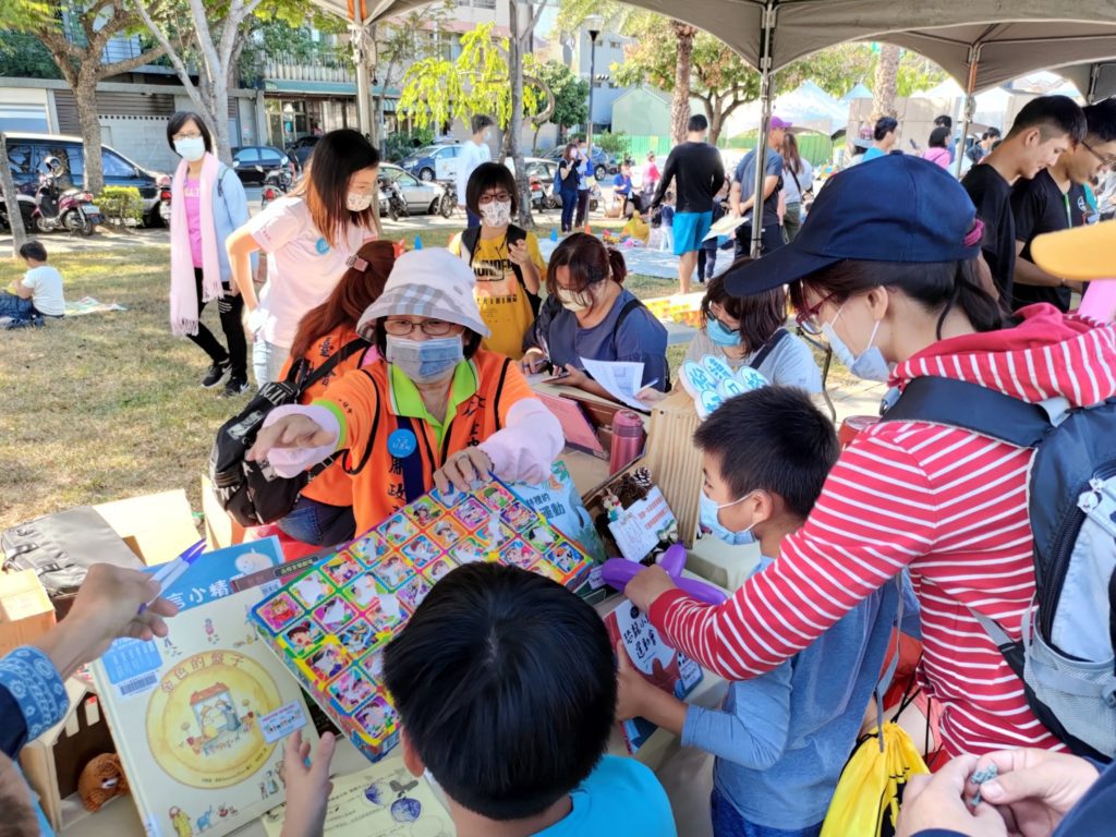 ▲ 藝術攤位各具創意。（圖/台中市立圖書館提供）