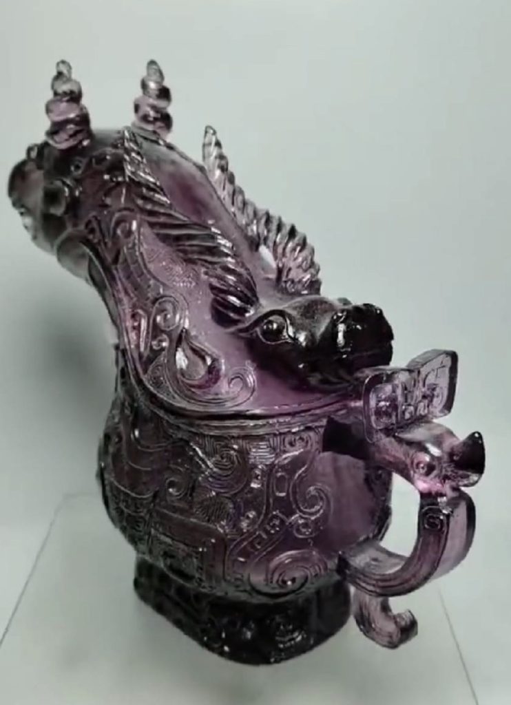 紫水晶圈足羊角觥,顯得貴氣逼人。(圖/曾國良 提供)
