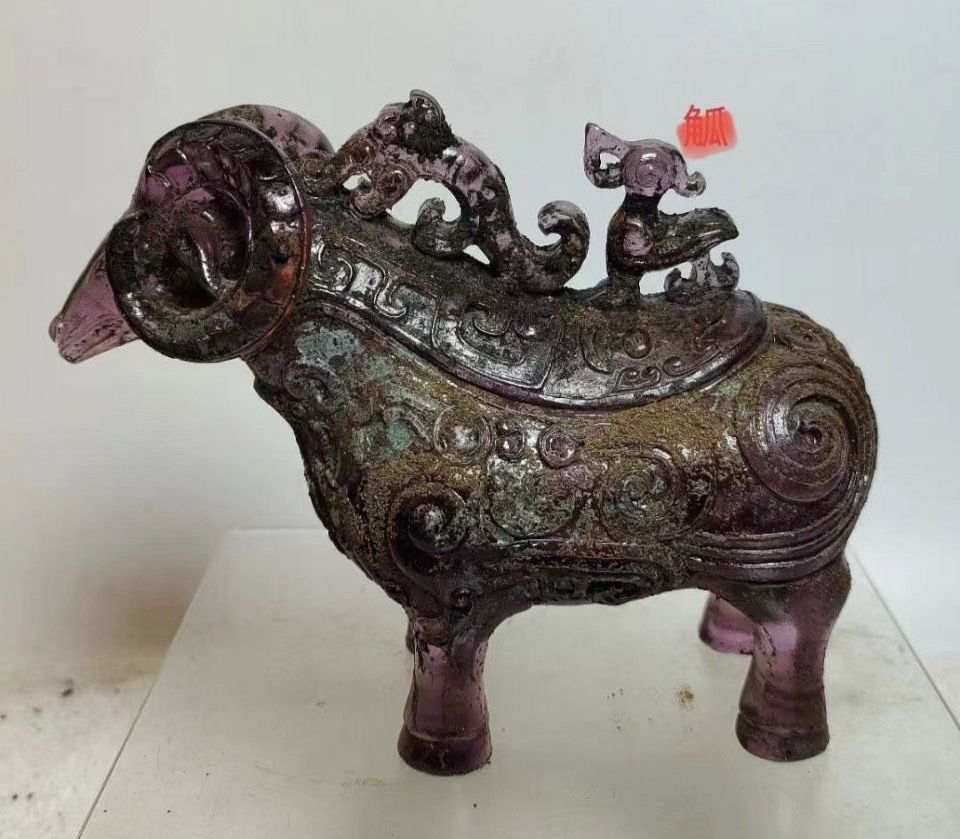 精緻炫麗的晚商紫水晶羊觥。(圖/曾國良 提供)