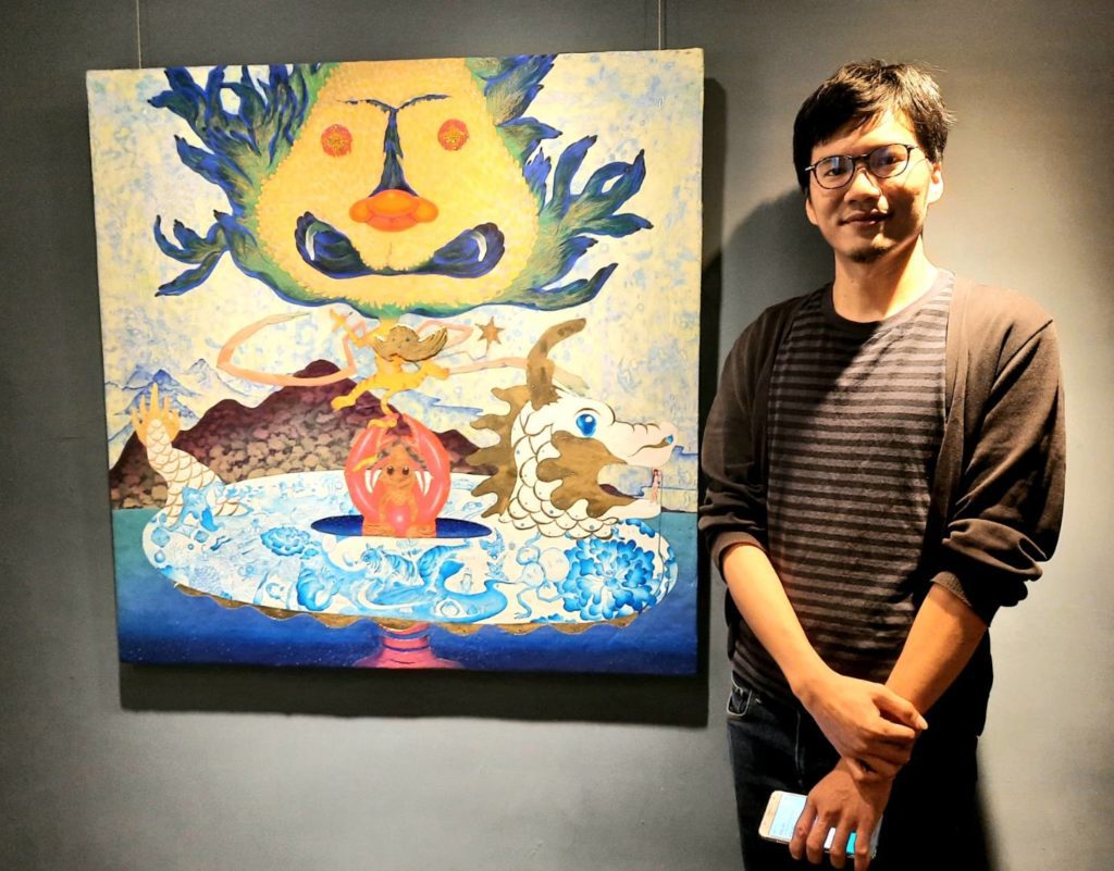 ▲黃柏維與他2021的作品《百福圖》,膠彩、壓克力、麻布 ,100x100cm 2021。(圖/郎亞玲攝影) ▲黃柏維與他2021的作品《百福圖》,膠彩、壓克力、麻布 ,100x100cm 2021。(圖/郎亞玲攝影)