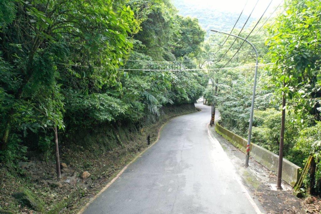 新北土城桐花公園路段,工程改善提昇了人與動物的通行安全與便利。(圖/新北農業局 提供)