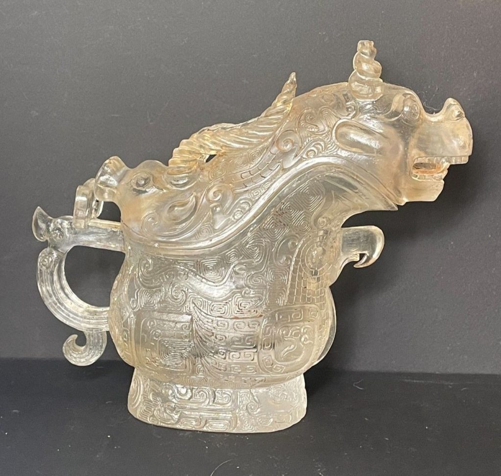 晶瑩剔透的白水晶羊角觥。(圖/曾國良 提供)