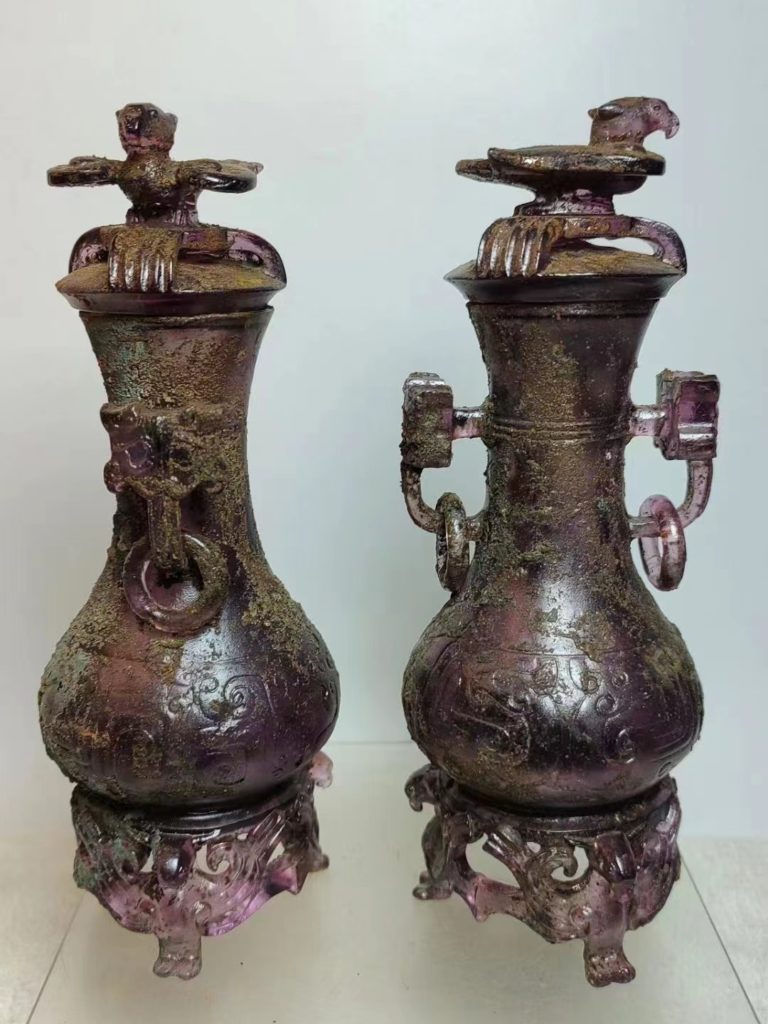 紫水晶仿靑銅禮器活環玄鳥蓋尊,酒器形體特殊且圓融飽滿。(圖/曾國良 提供)