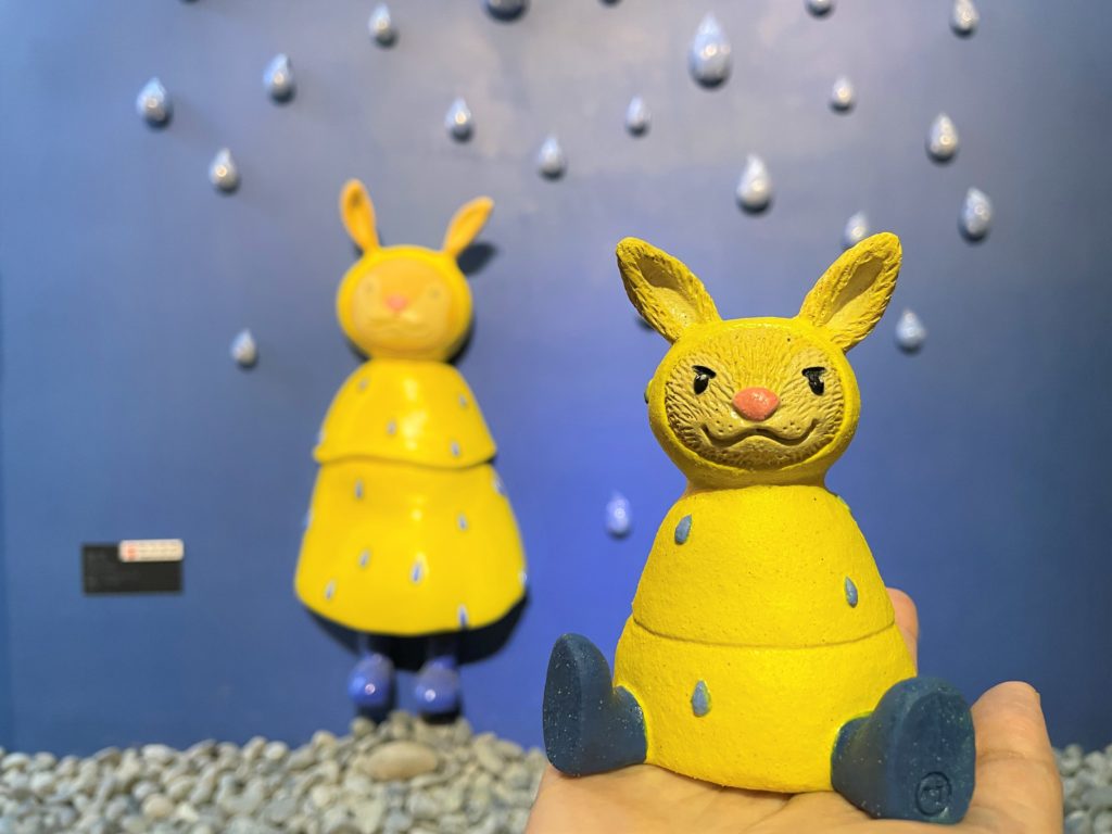 ▲陳韋竹創作「雨天」裡穿著黃色雨衣的兔子，以純手工捏塑、彩繪的迷你版公仔，療癒性十足。〈陶博館提供〉