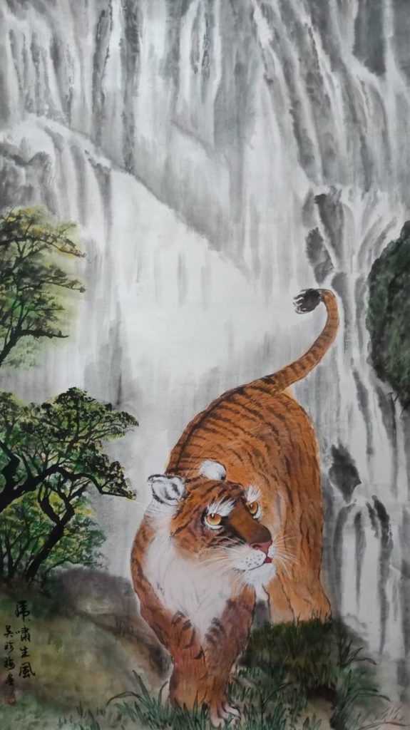 吳珍梅老師的虎畫則繪出老虎在環伺山嶺間的矯健身形，氣勢非凡。（記者 辛澎祥/攝）