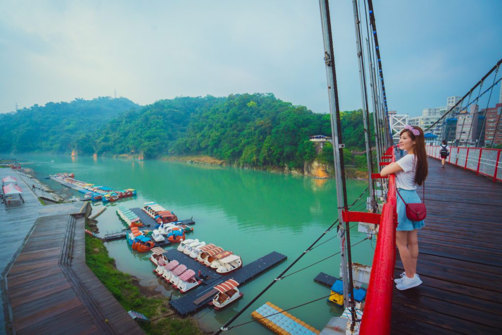 ▲碧潭吊橋上俯瞰美麗的碧潭水景。〈圖/觀旅局提供〉