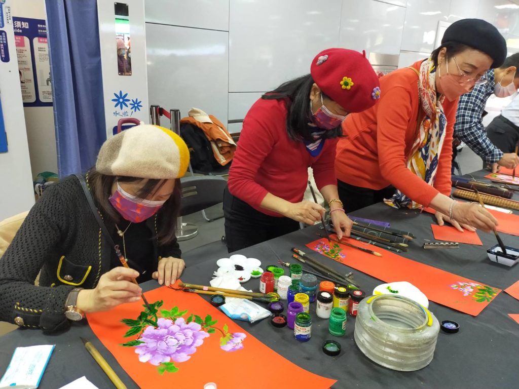 陳岳鳯（左起）陳月里與何慶珍老師的寫春聯與繪畫合作的搭配受到矚目。（記者 陳安婷/攝）