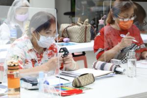 ▲烏來泰雅編織工作者透過共享工作坊學習現代織紋研究分析方法。(原民局提供)