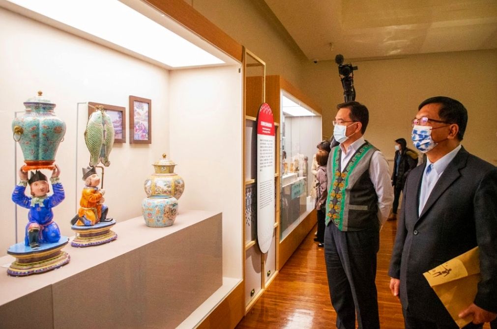 原委會主委夷將•拔路兒（左）與文化部次長李連權，欣賞這檔特展的三館藏品。
