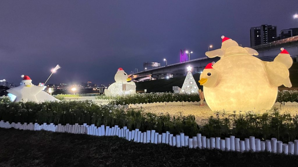 《圖說》夜裡的鴨鴨也是溫馨又浪漫。〈高灘處提供〉