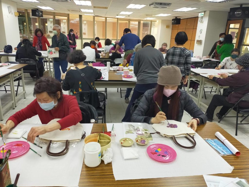 學生及民眾參加現場藝術彩繪活動的熱烈情況。（記者 辛澎祥/攝）