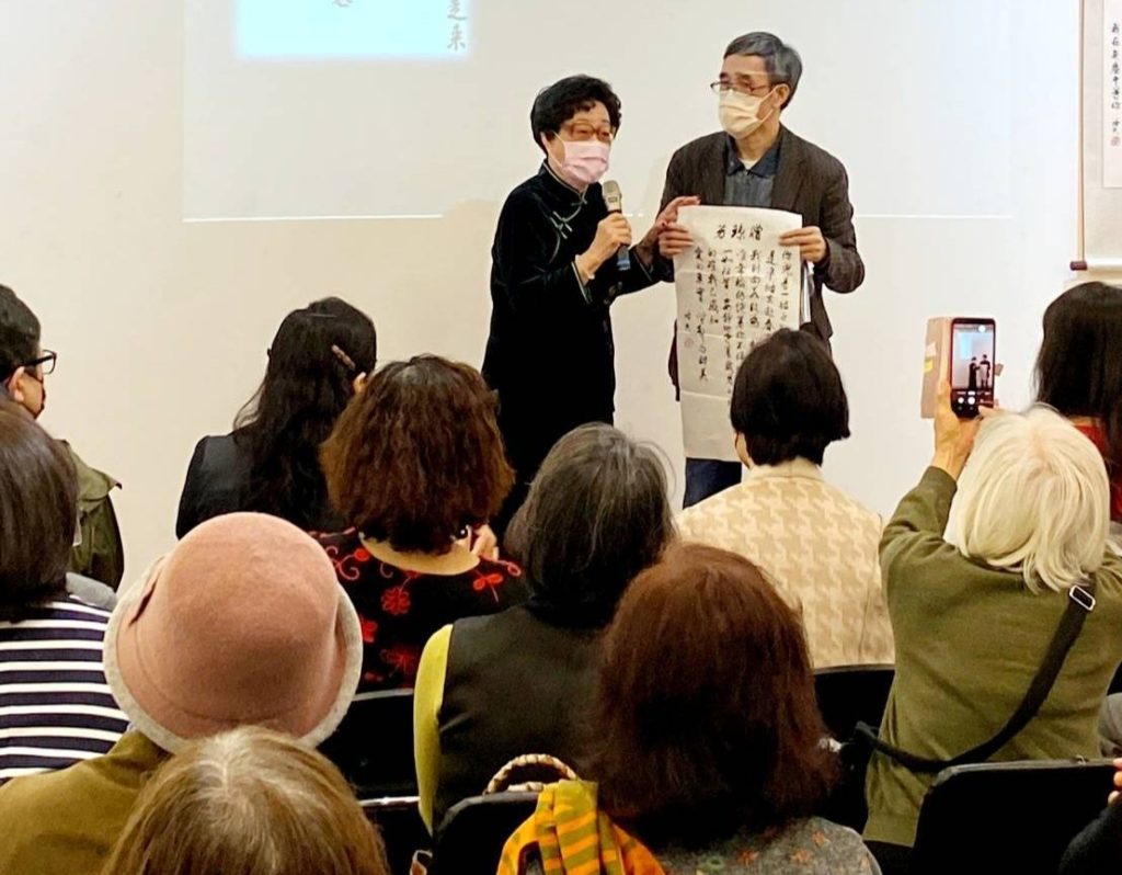 洛夫夫人陳瓊芳女士（左），致詞時拿出當年洛夫贈給瓊芳的藏頭詩(你是我唯一的愛)，讓人格外感動。（記者 辛澎祥/攝）
