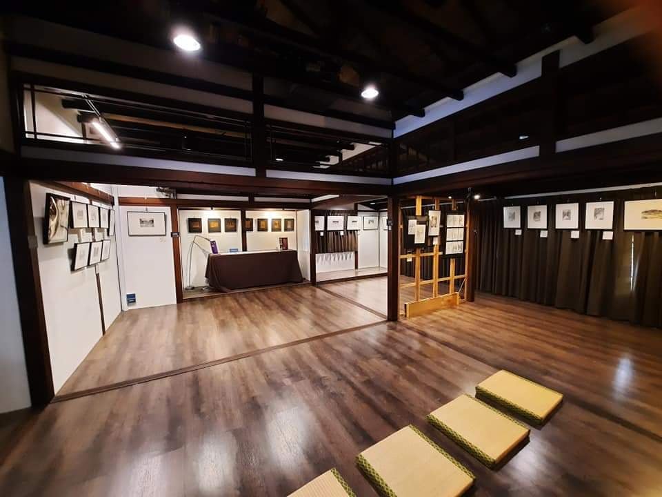 ▲ 台中文學館研習教室展示雷驤多幅作品。（圖/郎亞玲攝）