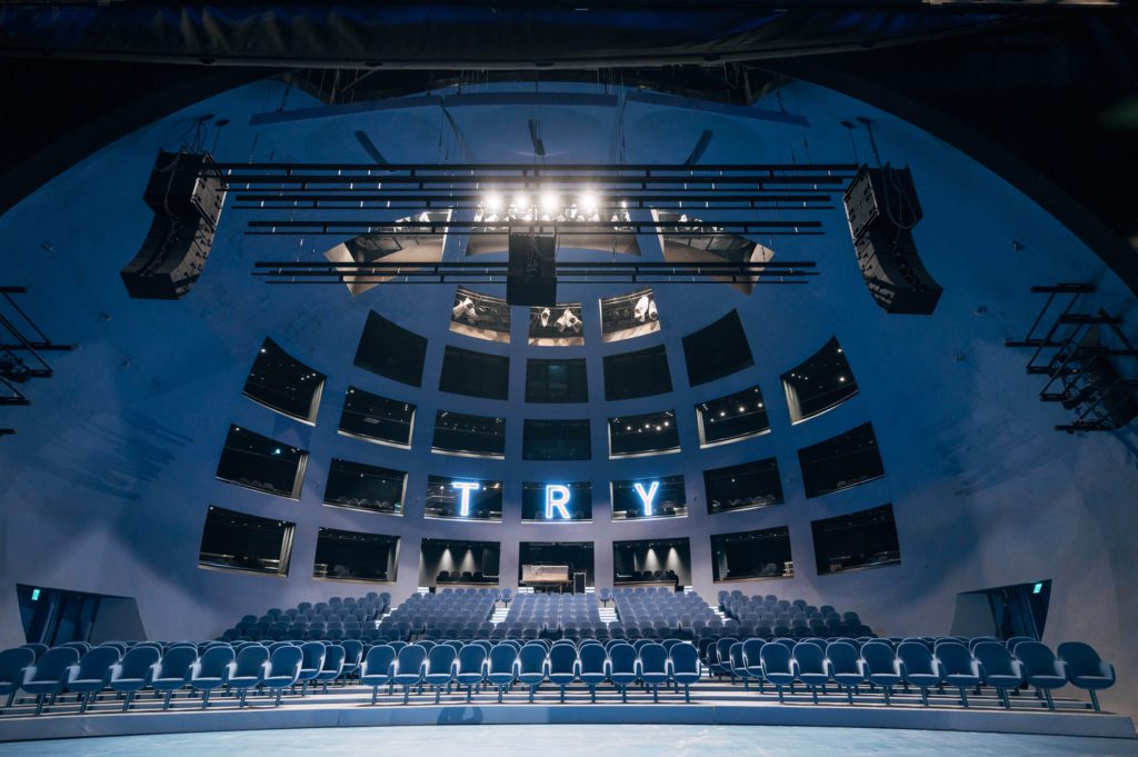 ▲800席「球劇場」，每一排座位均可享受等距的觀賞視角。