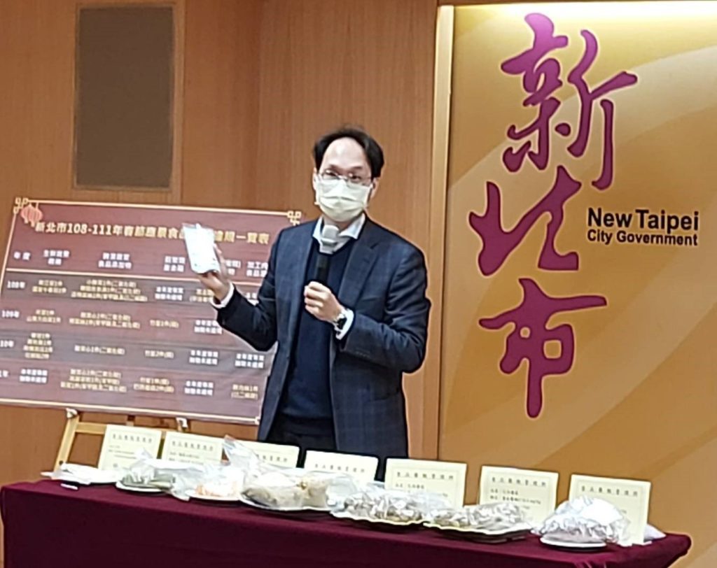 ▲衛生局副局長許朝程說明抽驗春節應景食品結果。〈記者葉大方攝〉