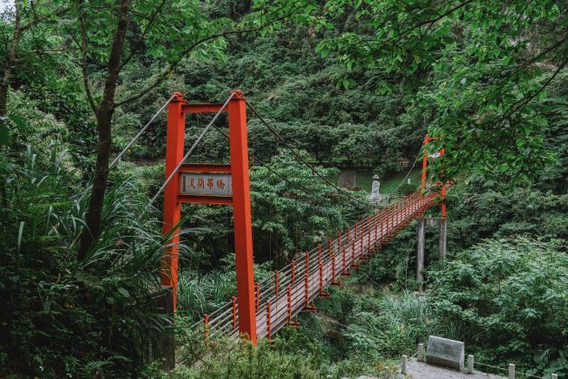 踏上朱紅色淡蘭吊橋來場自然之旅。（圖/觀旅局提供）