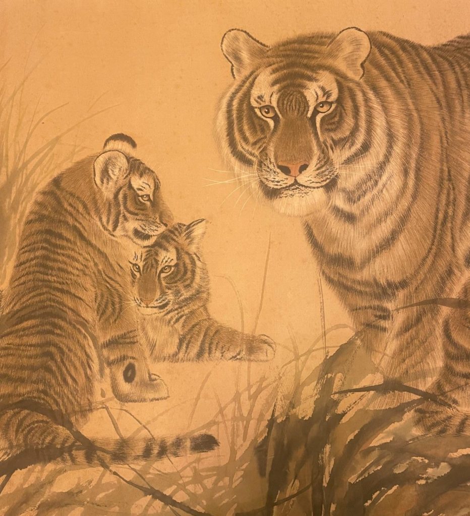 何香凝在創作虎畫過程中展現深摯高超的水墨技巧，讓畫境栩栩如生。（圖/曾國良 典藏提供）