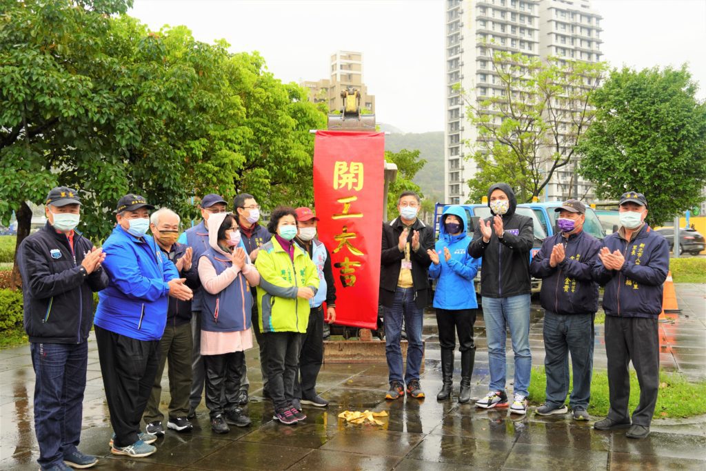 八里區全台最高的5米彩虹筆特色公園今開工，預計111年9月完工。〈八里區公所提供〉