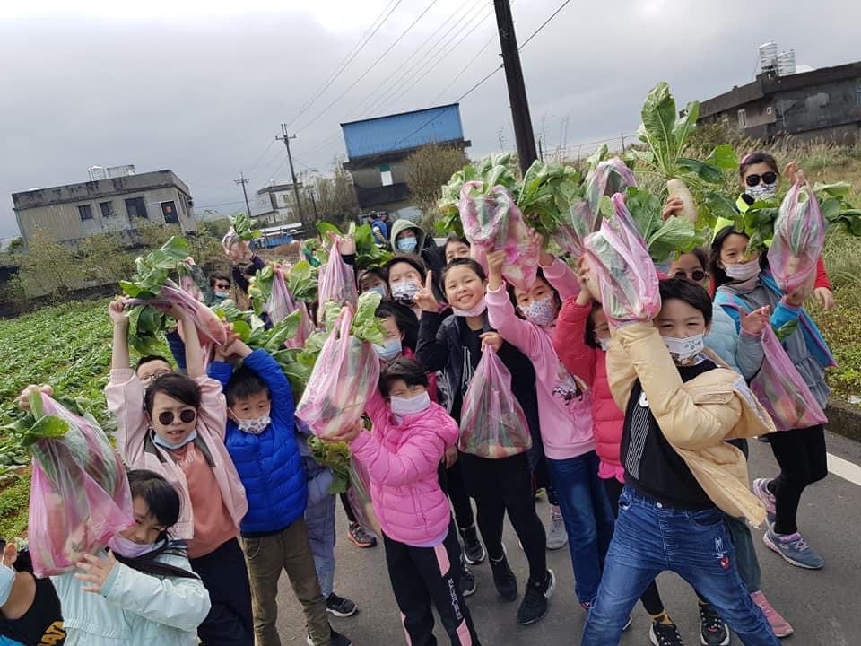 蕃婆林休閒農場開放民眾拔蘿蔔，體驗農村樂活