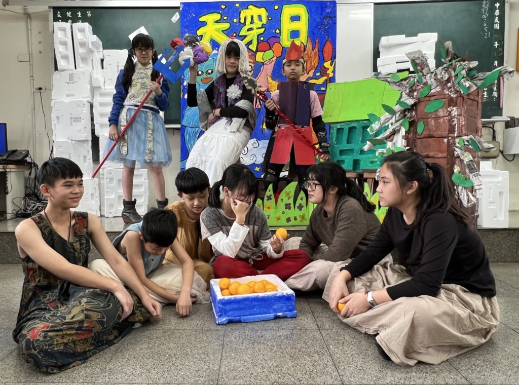 COSPLAY創意補天徵件銅獎：新北市板橋區大觀國民小學〔女媧煉石補天〕。〈客家局提供〉