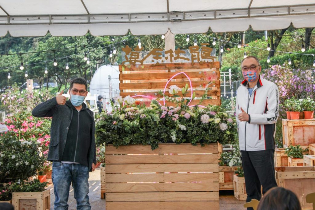 新北副市長謝政達（右）與花藝師吳尚洋於萬里觀光公園合影留念。