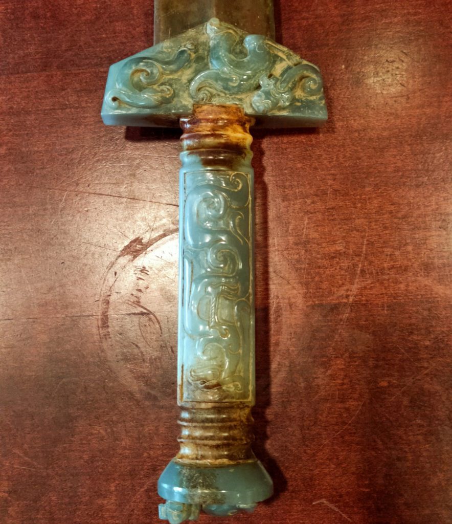 歷經久遠年代至今所存的青銅劍，玉把劍的玉劍飾是古物界的珍品。（圖/曾國良 提供）