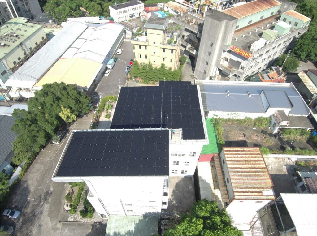 ▲「新北市政府111年度推動設置太陽光電發電系統實施計畫」，每瓩補助5000元至1萬5000元，每案最高補助金額達50萬元。(圖/經發局提供)