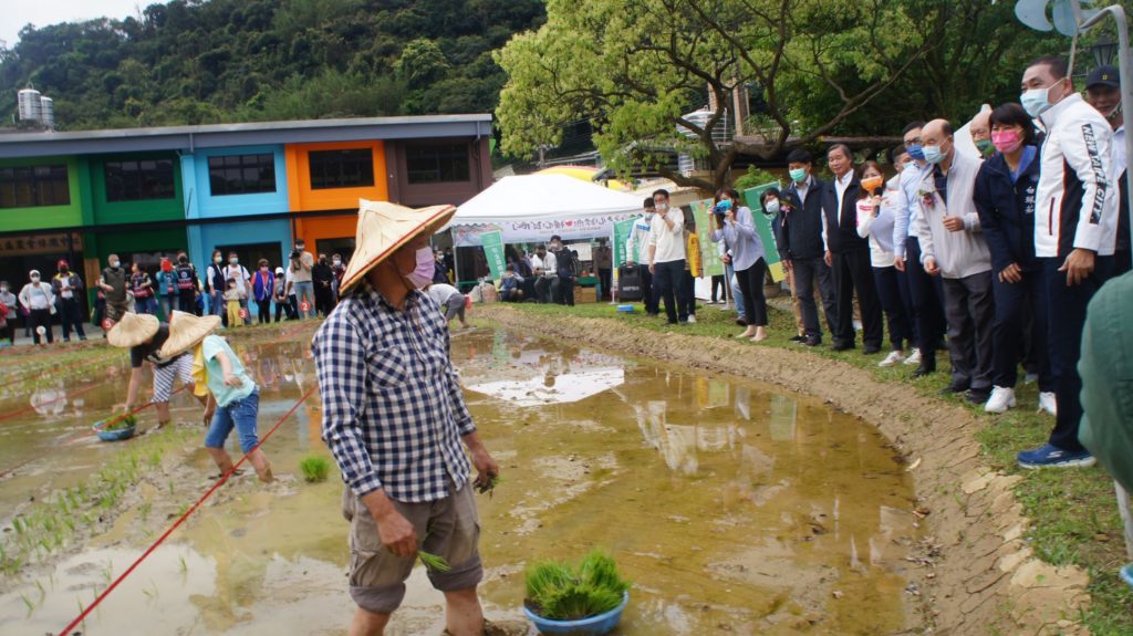 新北市長侯友宜與農友互動