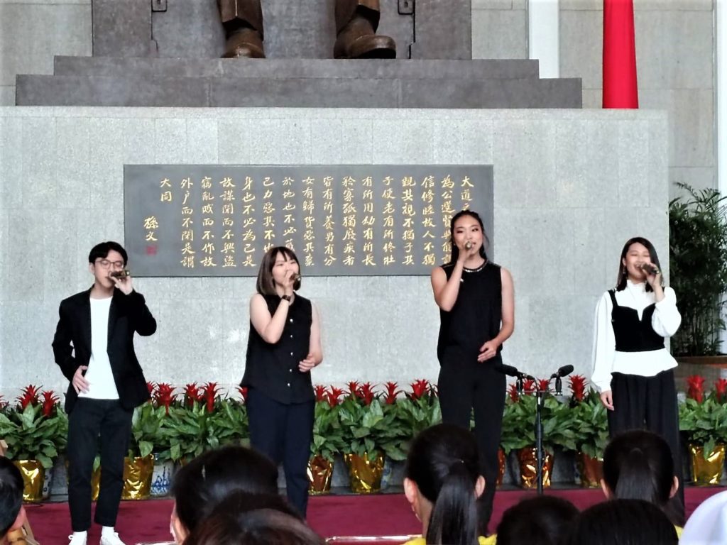 仕女聲人聲樂團演唱膾炙人口的歌曲。